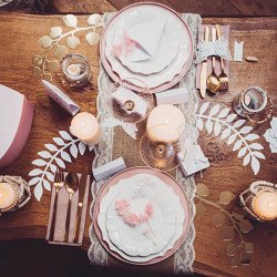 mise en scène sur table de Feuilles fougères et eucalyptus