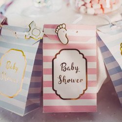 Pochettes bleu et rose "baby shower" sur une table