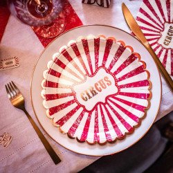 Assiettes "Circus" rayures rouges et blanches contours dorés