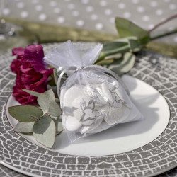 sachet dragées alliances sur une table décoré