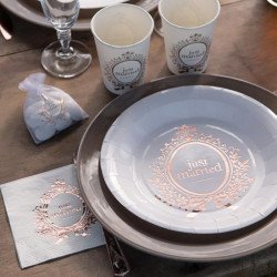 Assiette "Just Married" Rose Gold sur table décoré