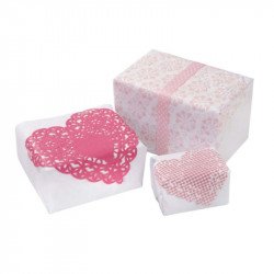 Napperons roses forme coeur sur une boite (x30)