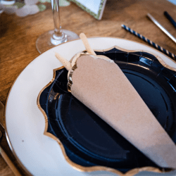 Assiettes bleu marine liseré doré sur table