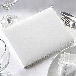 Livre d'or vierge blanc sur une table