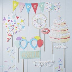 Kit photobooth multicolore sur fond blanc