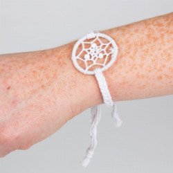 une personne portant un bracelet bresilien  "attrape reve" blanc