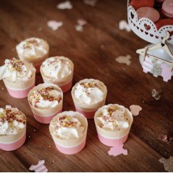 moule cupcakes en carton rose ou bleu sur une table 