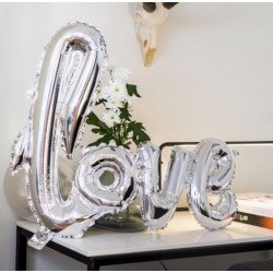 Ballon "love" géant argent sur une table