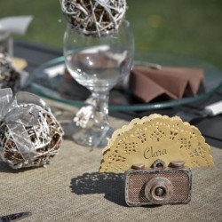 Sous verre dentelle Kraft sur une table