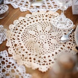 Napperon crochet ivoire sur une table