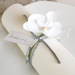 fleur en tissu blanc sur une serviette