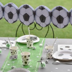 Banderole foot suspendue au dessus d'une table décorée "foot"