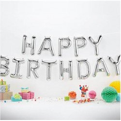 Ballons  "Happy Birthday" Argent suspendus au dessus d'une table