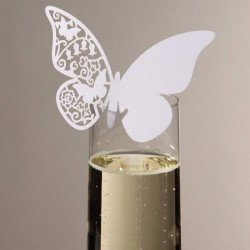 marque place papillon posé sur une verre