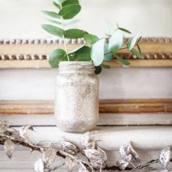 plante verte dans un vase / photophore en verre à paillettes dorées