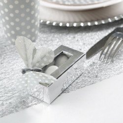 Boîte rectangulaire argent sur une table 