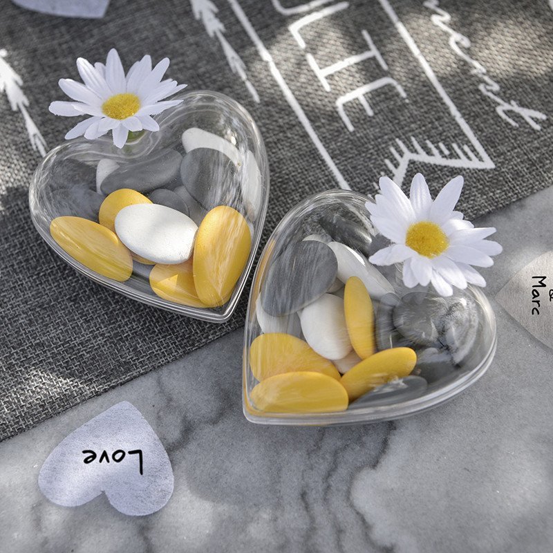 Coeur transparent avec dragée jaune à l'interieur et une fleur accroché(x10)