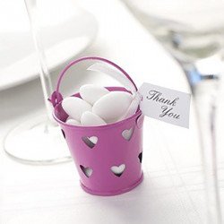 Petit pot en zinc cœur rose sur une table (x5)