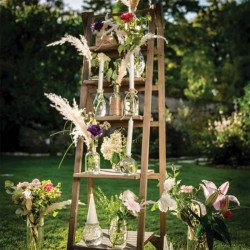 Vase boule retro en verre dans un jardin sur une étagère en bois