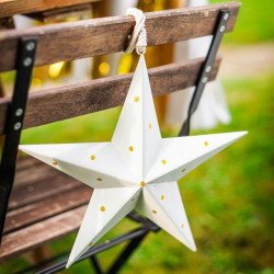 Etoiles blanches en relief pois doré accrochée à une chaise en bois (x3)