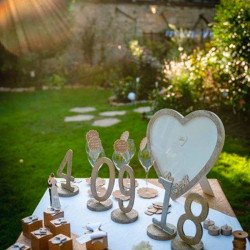 Marque table chiffre paillette champagne sur socle de 0 à 9 sur table décorée en plein air