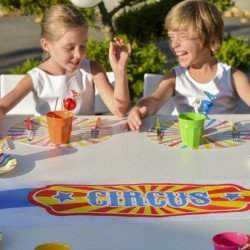 chemin de table cirque multicolore devant 2 enfants