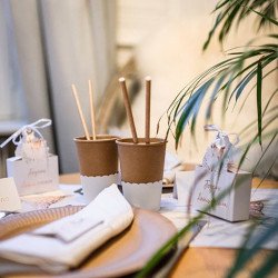 Gobelets en carton kraft sur une table décoré (x20)