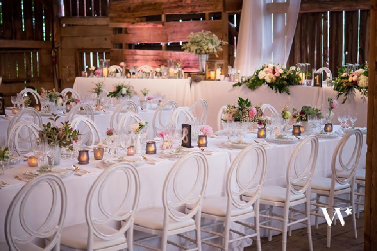 decoration table mariage romantique et champetre, avec bougeoirs elegants, et numeros table en bois vieilli