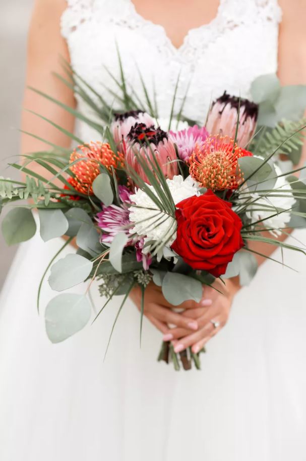 05 Bouquet Tropical avec Roses, Protea et Eucalyptus