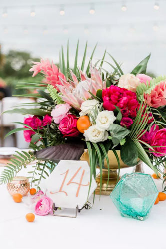 13-Centres-de-table-en-feuille-de-palmier,-proteas,-roses-et-fruits