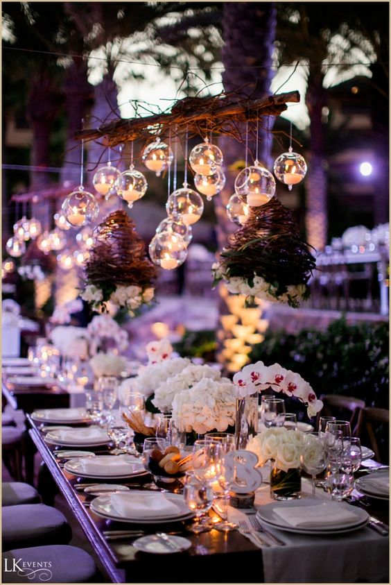 Déco de mariage violette avec orchidées blanches