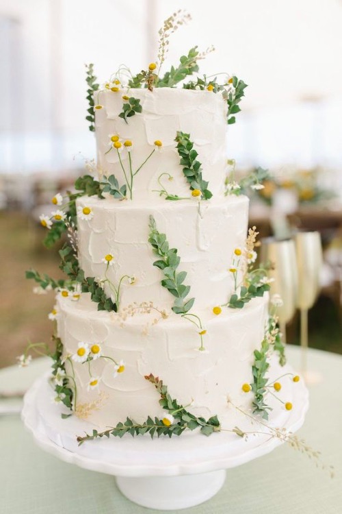 Un gâteau de mariage joliement présenté