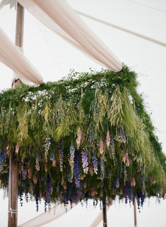 Une installation de fleurs suspendue