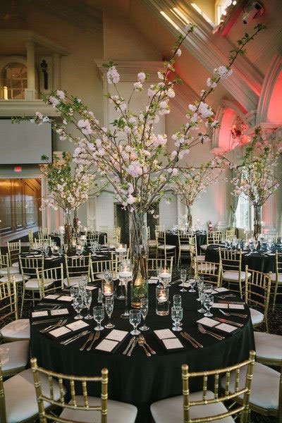 idee deco table fete, nappe noir, centre de table arbre fleurs de cerisier, bougies flottantes