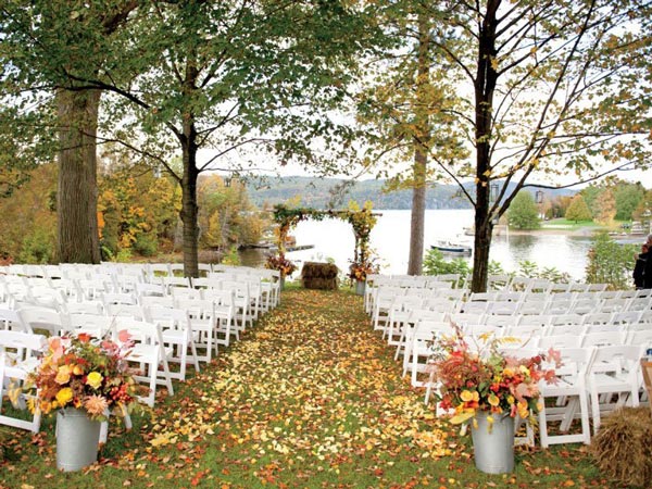 idee decor ceremoniemariage a l'exterieur en automne