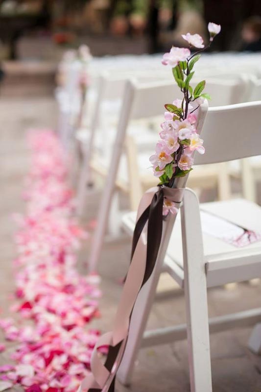 decor de chaise de ceremonie mariage romantique avec branche fleurs de cerisier