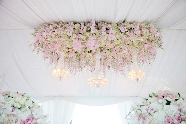 decor florale rose pale à suspendre au dessus des tables, decorations de salle de reception classe et epuré, parfait pour un mariage theme boheme ou en relation avec la nature