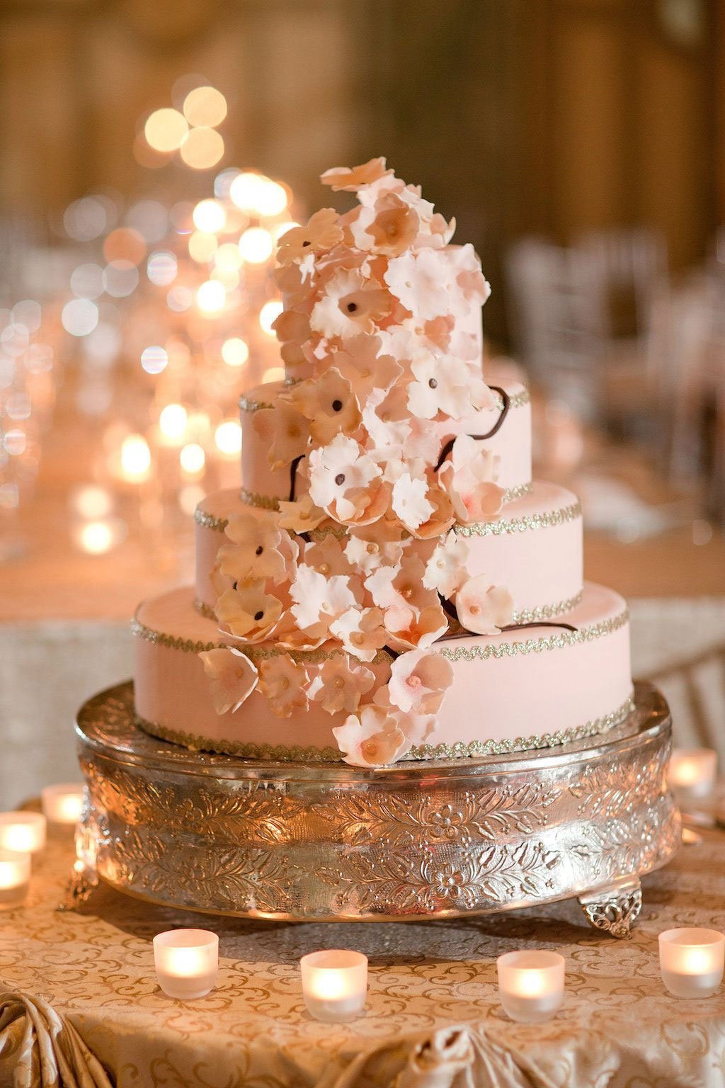 gateau de mariage a etage dore fleurs de cerisier