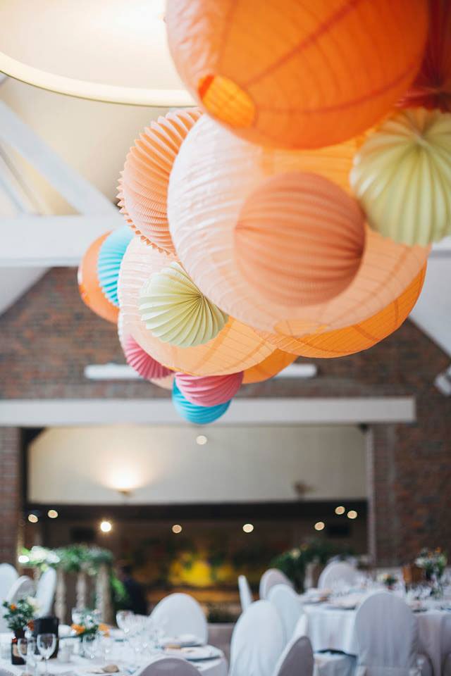 décor salle de fête avec grappe de lampions chinois