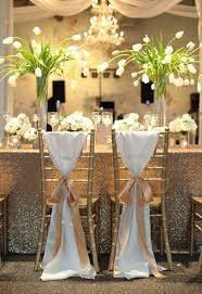 magnifique-decor-table-doree-tendance-paillettes-tulipes-blanches