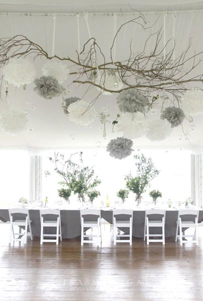 Pompons en papier gris et blanc suspendus au dessus de table, decor plafond simple et efficace