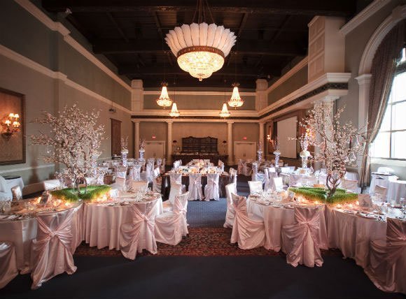 reception fete blanche avec decor japonais fleurs de cerisier decor centre de table