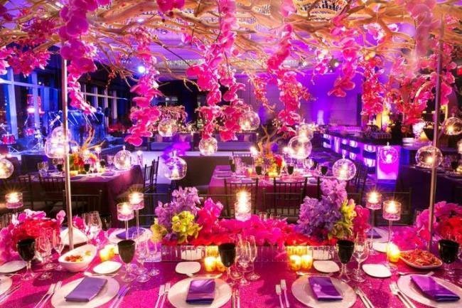 decoration de table mariage theme asiatique rose fushia, fleurs de cerisier, boules en verre a suspendre