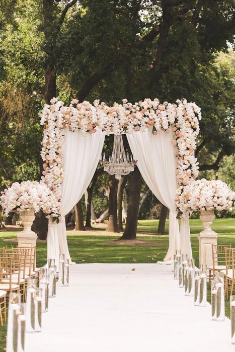 tapis blanc cérémonie mariage ocnte de fée, arche de cérémonie couleur rose poudré